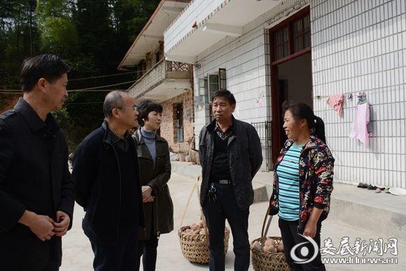 湖南一师范领导到双峰白泥村讲脱贫攻坚专题党课